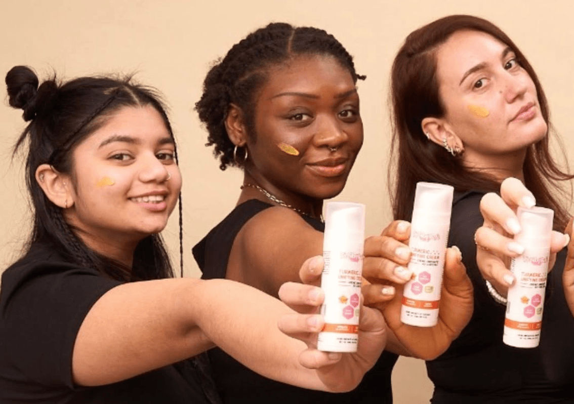 Trois femmes présentant le sérum unifiant au curcuma BySibyllete pour une routine skincare inclusive