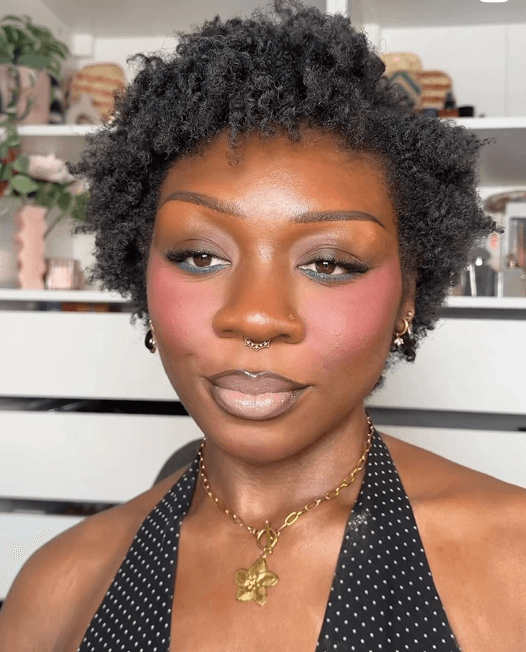 Portrait beauté d'une femme aux cheveux courts naturels avec un maquillage glowy et un teint parfait