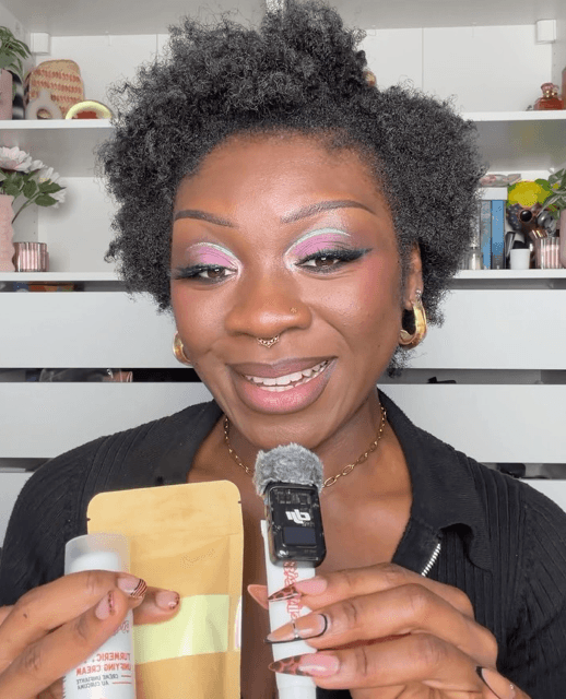 Influenceuse beauté partageant son avis au micro sur la crème unifiante au curcuma et les soins naturels de la marque BySibyllete