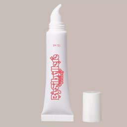 Tube blanc de 15ml du Baume à Lèvres Réparateur By Sibyllete ouvert à côté de son bouchon, laissant apparaître l'embout applicateur.