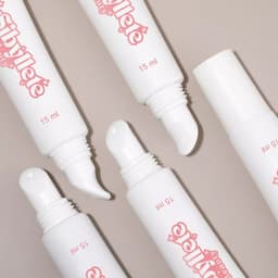 Composition vue de dessus montrant plusieurs tubes de 15ml du Baume à Lèvres Réparateur By Sibyllete avec leur embout applicateur biseauté.