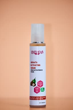 Flacon du Sérum Activateur de Pousse By Sibyllete présenté sur un fond beige épuré, conçu pour fortifier et stimuler les cheveux au quotidien.