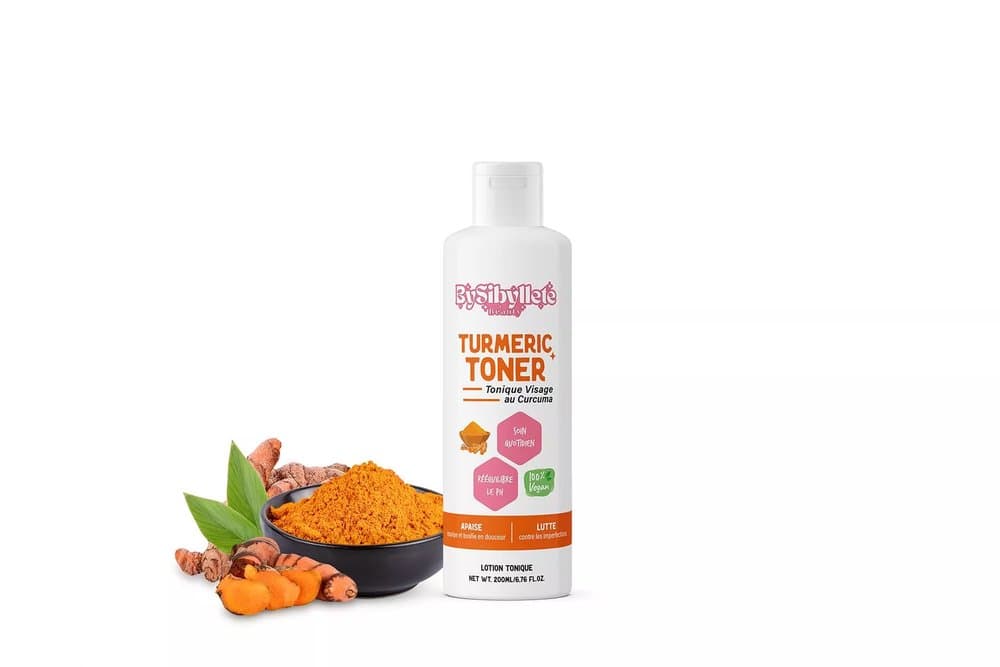 Flacon de Tonique Visage au Curcuma (Turmeric Toner) 200ml By Sibyllete, présenté à côté d'un bol de curcuma en poudre et de racines fraîches.