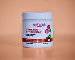 Pot de Crème Coiffante Stimulante (Stimulating Styling Cream) By Sibyllete (300ml) sur fond beige, un soin hydratant quotidien pour nourrir, discipliner et revitaliser les cheveux secs et frisés.