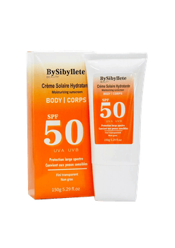 Tube de Crème Solaire Hydratante Corps SPF 50 By Sibyllete (150g) posé à côté de sa boîte orange et blanche.