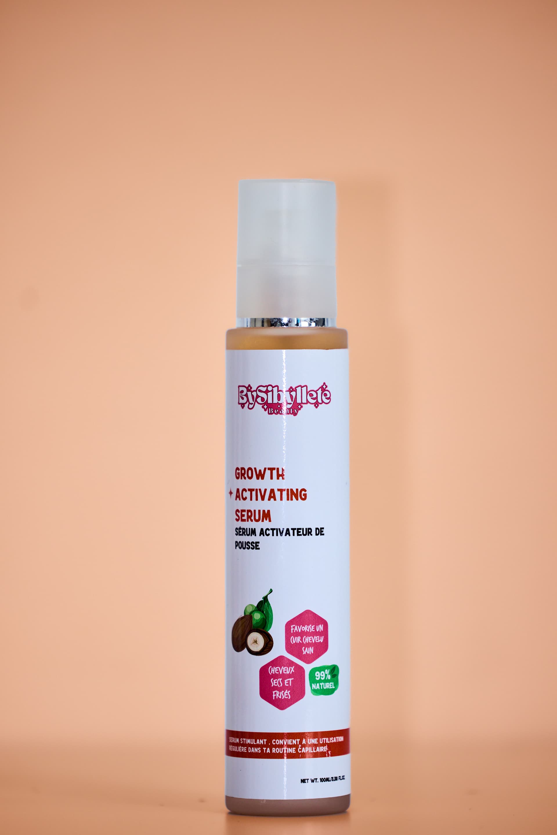 Flacon du Sérum Activateur de Pousse By Sibyllete présenté sur un fond beige épuré, conçu pour fortifier et stimuler les cheveux au quotidien.